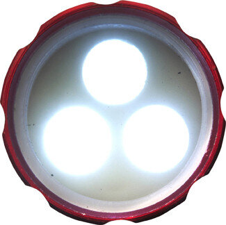 LED zaklamp aan